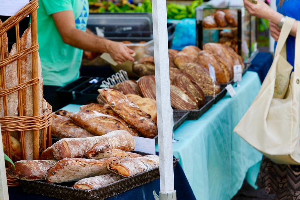 Du pain frais au marché.